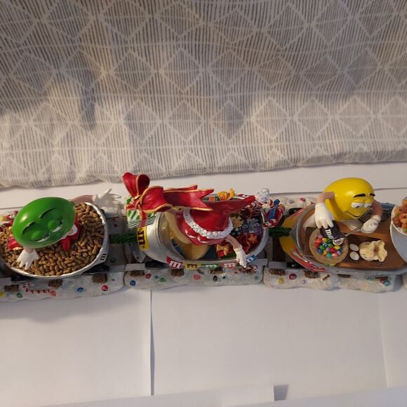 M&M's Danbury Mint Holiday Express YULETIDE FLYER 5 Piece Christmas Train Set - Picture 6 of 16